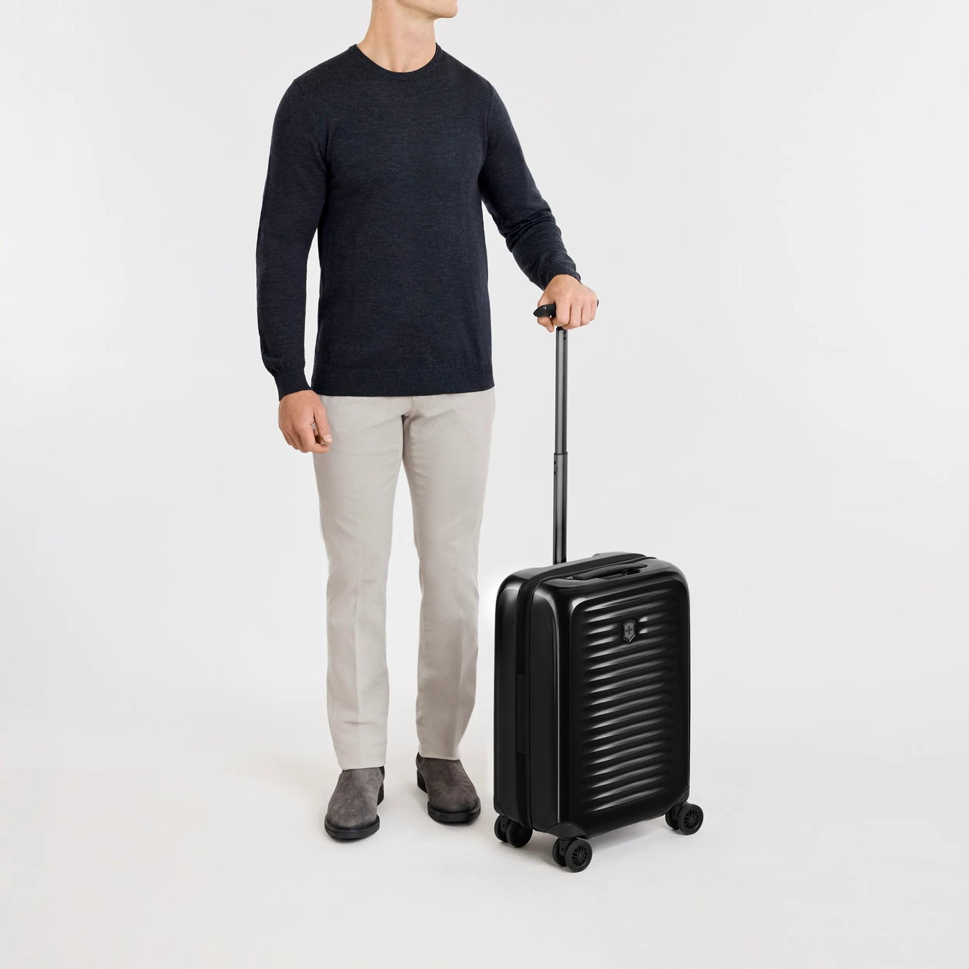 Cabin bag scale next to traveller — Airox carry-on